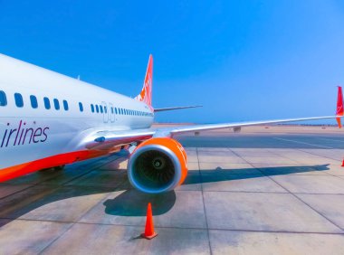 Sharm El Sheikh, Mısır - 15 Eylül 2020: SkyUp Airlines Boeing 737-800 uçağı 15 Eylül 2020 tarihinde Sharm El Sheikh, Mısır 'daki Uluslararası Havalimanı otoparkında