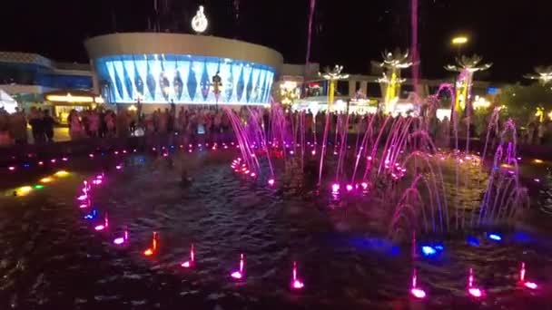 エジプト シャルム シェイク 2020年9月15日 人気のショッピング エンターテイメント複合施設 ソーホー スクエア 無名の人々が軽音楽の噴水を見ています — ストック動画