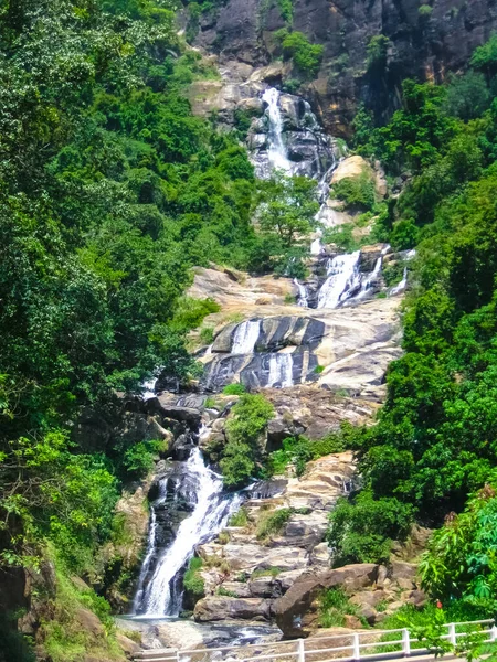 스리랑카 누와라 엘리야의 열대림에서 내리는 폭포수 — 스톡 사진