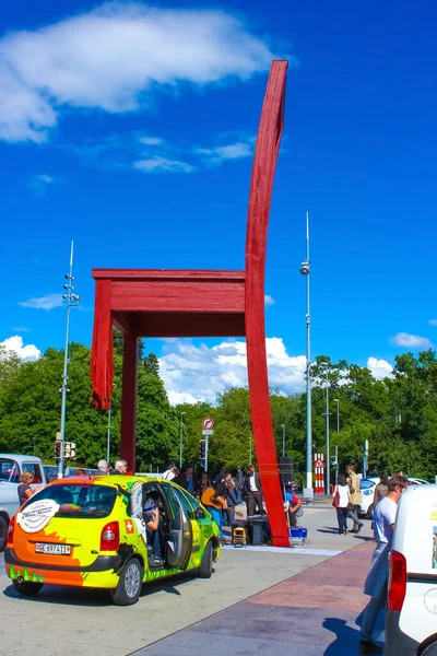 Genewa Szwajcaria Czerwca 2016 Gigantyczne Złamane Krzesło Symbol Walki Minami — Zdjęcie stockowe