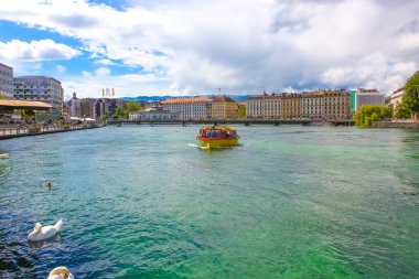Geneva Gölü. Yazın mavi gökyüzü ve bulutlu liman bölgesinin panoramik manzarası, Cenevre Kantonu, İsviçre