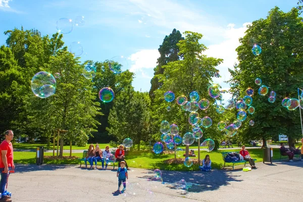 Ginebra Suiza Junio 2016 Los Niños Con Burbujas Jabón Atraen — Foto de Stock