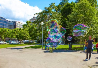 Cenevre, İsviçre - 17 Haziran 2016: Sabun köpükleri 28 Temmuz 2010 'da İsviçre' nin Cenevre kentindeki parkta toplandı. İsviçre 'nin en kalabalık ikinci şehridir..