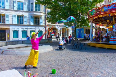 Cenevre, İsviçre - 17 Haziran 2016: Sabun köpüklü kadın 28 Temmuz 2010 'da İsviçre' nin Cenevre kentindeki şehir atlıkarınca yakınlarında ilgi odağı oldu. İsviçre 'nin en kalabalık ikinci şehridir..