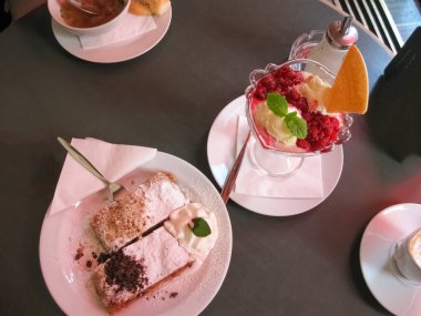 Prag dondurmalı keki.