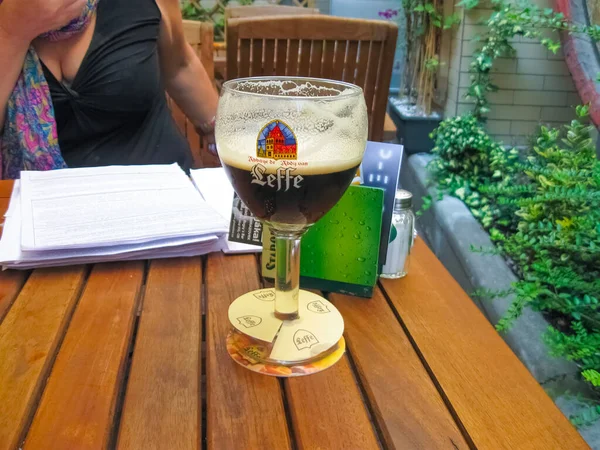 Огюст, Чехия - 26 июня 2010 года: логотип Leffe на пиве в ресторане Nfidni в Огюсте, — стоковое фото