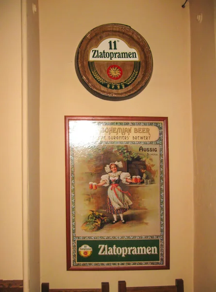 Prag, Tschechische Republik - 26. Juni 2010: Das Zlatopramen Logo im Pivovar Narodni Restaurant in Prag — Stockfoto