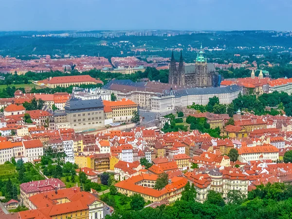 El panorama aéreo de los tejados en el casco antiguo de Praga, República Checa — Foto de Stock