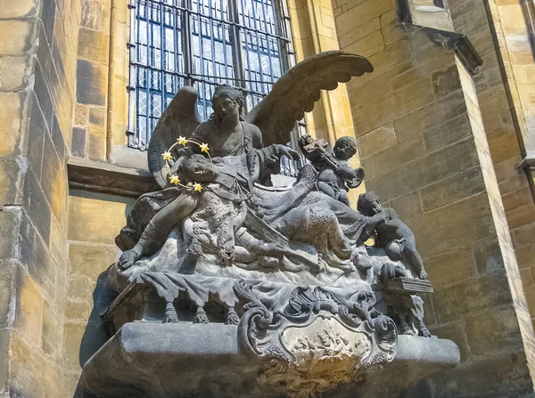 Praga, República Checa - 26 de junio de 2010: Estatua de San Juan de Nepomuk en la Catedral de San Vito, Castillo de Praga — Foto de Stock