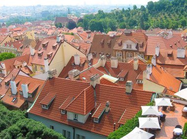 Çek Cumhuriyeti 'nin Prag kentindeki çatıların havadan görünüşü
