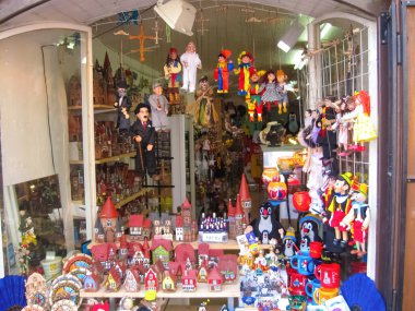 Prag, Çek Cumhuriyeti - 26 Haziran 2010: Geleneksel tahta kuklalar. Prag 'da Alışveriş - Çek Cumhuriyeti