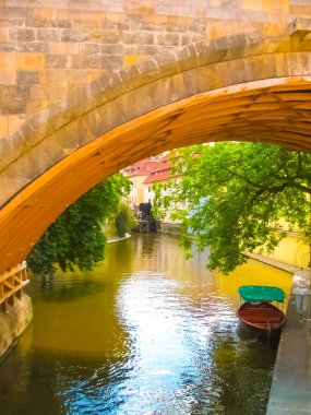Çek Cumhuriyeti 'nin Eski Prag kentinde Certovka Nehri ile Kampa Adası