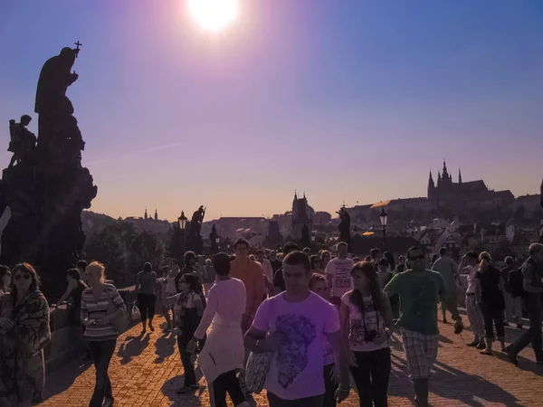 Prag Tschechische Republik Juni 2010 Spaziergänger Auf Der Historischen Karlsbrücke — Stockfoto