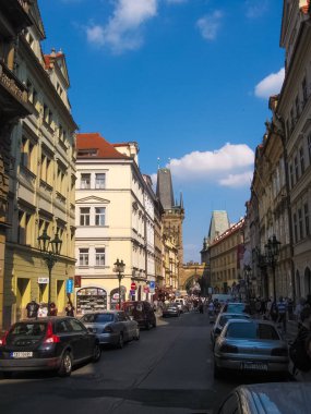 Prag, Çek Cumhuriyeti - 26 Haziran 2010: Vltava Nehri 'nin girişine bakan tarihi Charles Köprüsü üzerinde yürüyen insanlar.