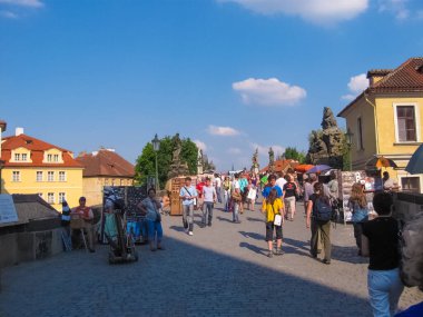 Prag, Çek Cumhuriyeti - 26 Haziran 2010: Vltava Nehri 'nin girişine bakan tarihi Charles Köprüsü üzerinde yürüyen insanlar.