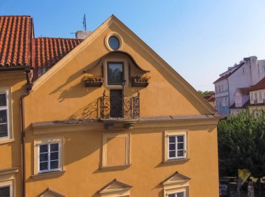 Prag, Çek Cumhuriyeti - 27 Haziran 2010: Prag, Çek Cumhuriyeti - 31 Aralık 2017: Çek Cumhuriyeti 'nin Prag kentindeki eski ev ve eski mimari cephesi 27 Haziran 2010