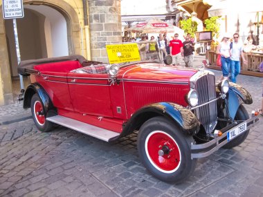 Prag, Çek Cumhuriyeti - 27 Haziran 2010: Prag, Çek Cumhuriyeti sokaklarındaki Retro araba 27 Haziran 2010