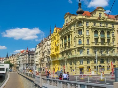 Prag, Çek Cumhuriyeti - 26 Haziran 2010: 26 Haziran 2010 'da Çek Cumhuriyeti' nin Prag kentindeki Vltava Nehri üzerindeki Rasin Embankment 'ın evlerinin yakınlarına giden insanlar