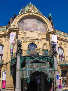 Prag, Çek Cumhuriyeti - 26 Haziran 2010: Çek Cumhuriyeti 'nin Prag kentindeki belediye binası 26 Haziran 2010' da inşa edildi. .