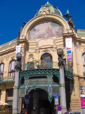 Prag, Çek Cumhuriyeti - 26 Haziran 2010: Çek Cumhuriyeti 'nin Prag kentindeki belediye binası 26 Haziran 2010' da inşa edildi. .