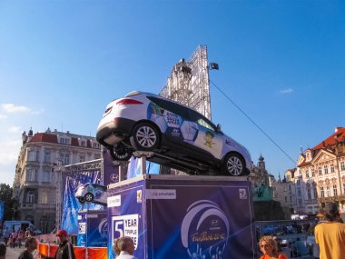 Prag, Çek Cumhuriyeti - 26 Haziran 2010: 26 Haziran 2010 'da Çek Cumhuriyeti' nin büyülü Prag kentinde Lady Tyn yakınlarındaki Hundai otomobil tesisine giden insanlar