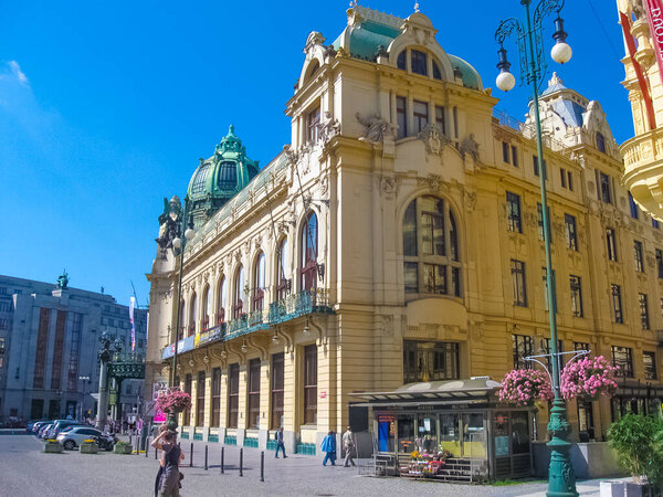 Огюст, Чехия - 26 июня 2010 года: Отель KINGS COURT в доме старой архитектуры в старом городе Огюсте, Чехия, 26 июня 2010 года .