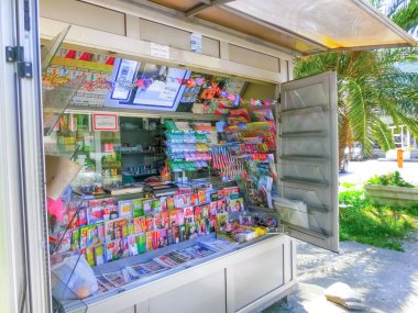 Kotor, Karadağ - 07 Mayıs 2014: 7 Mayıs 2014 'te Karadağ' ın eski Kotor kentinde alışveriş