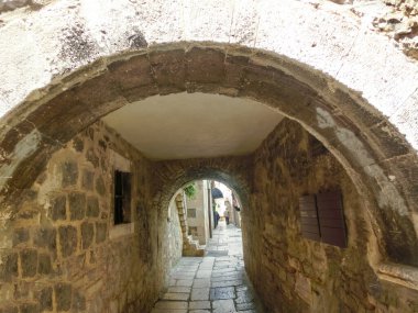 Hırvatistan 'ın Split kentindeki Diocletian Sarayı. Bulutlu bir günde Dalmaçya 'nın turistik cazibesi iyi korunmuş ve önemli bir yerdir.