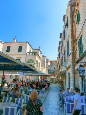 Dubrovnik, Hırvatistan - 07 Haziran 2015: Hırvatistan 'ın eski Dubrovnik kentindeki sokakta dinlenen insanlar, 07 Haziran 2015 tarihinde. Dubrovnik bir UNESCO Dünya Mirası sahası