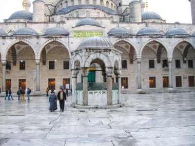 İstanbul, Türkiye - 22 Aralık 2008: İstanbul, Türkiye 'de 22 Aralık 2008' de İstanbul 'da yağmurlu bir kış gününde İstanbul' daki güzel eski cami