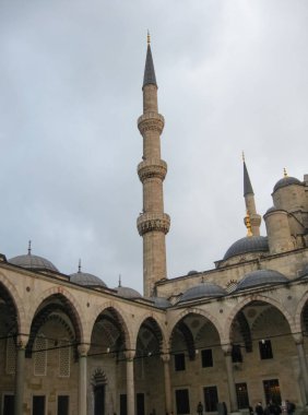 İstanbul 'da yağmurlu kış günlerinde eski güzel cami.