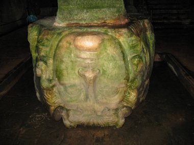 Bazilika Sarnıcı - İmparator Justinianus 'un altıncı yüzyılda inşa ettiği yeraltı su deposu, İstanbul, Türkiye