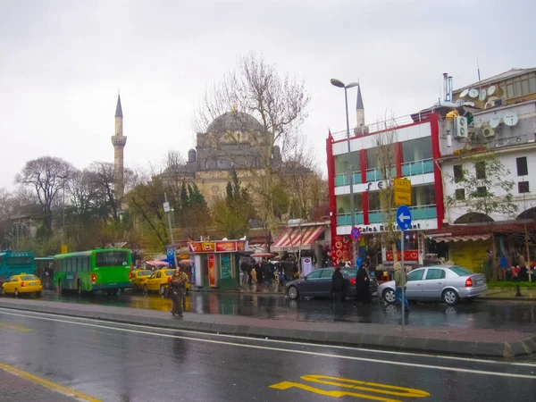 Istanbul Turkije Januari 2009 Mensen Straat Met Koepel Minaret Van — Stockfoto