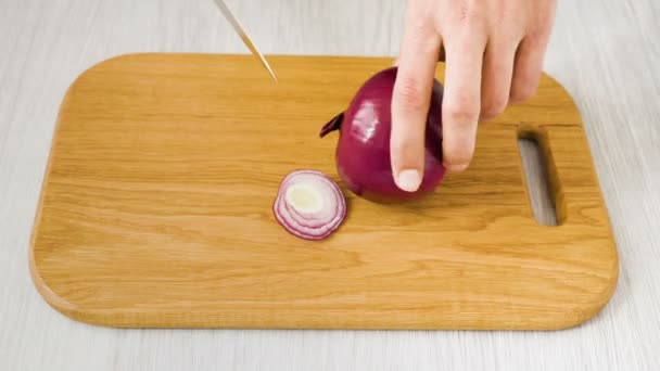 Cebolla de preparación en tabla de cortar de madera — Vídeos de Stock