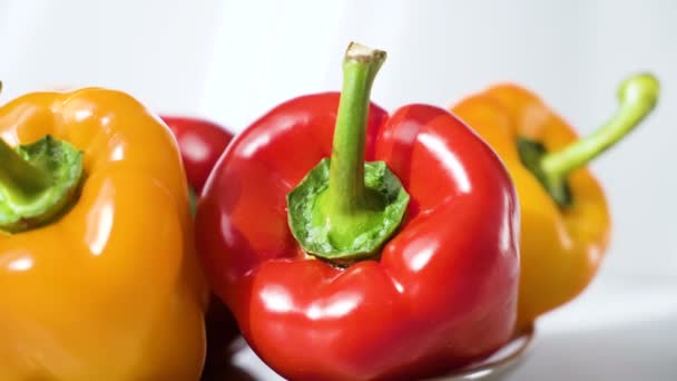 Цветной красный желтый Bell Pepper Размещен на тарелке — стоковое видео