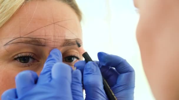 Voorbereiding van de wenkbrauw permanente make-up procedure — Stockvideo