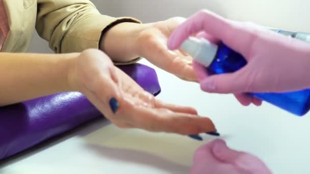 Mãos desinfecção no salão de beleza close-up . — Vídeo de Stock