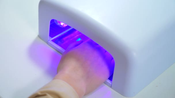 UV λάμπα gel βερνίκι μανικιούρ διαδικασία σε ένα σαλόνι ομορφιάς. — Αρχείο Βίντεο