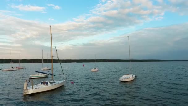 在阳光下, 在和平平静的河滨停泊的游艇和小船群的平移. — 图库视频影像
