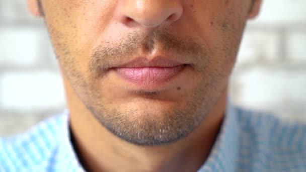 Retrato recortado hombre sin afeitar tomar píldora de la medicina con agua en casa primer plano — Vídeo de stock
