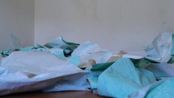 Odstranit staré tapety na hromadu smetí na podlaze v pomalém pohybu — Stock video