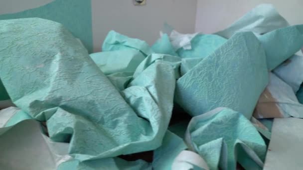 Tas de déchets de vieux papiers peints enlevés sur le sol — Video