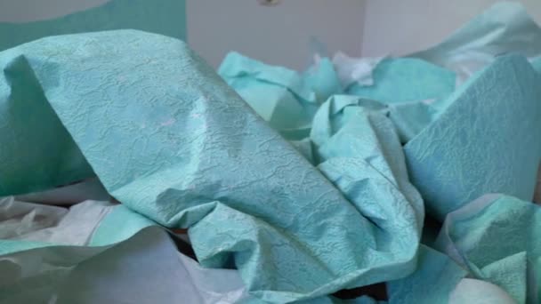 Verwijderde oude wallpapers op vloer stapel vuilnis — Stockvideo