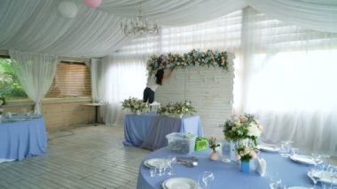 Düğün Ziyafet salonu iç dekorasyon. Güzel çiçekçi bahar renkli çiçekler Buket düzenleme oluşturma. Parti kutlamak için çiçek kompozisyon hazırlama süreci.