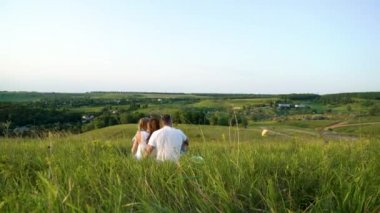 Yürümeye başlayan çocuk kızı hamile çift açık havada arkadan görünüm boş zaman var