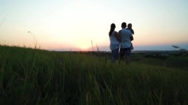 Yürümeye başlayan çocuk kızı hamile çift boş zaman zaman açık havada günbatımı var
