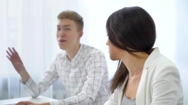 Gülümseyen pozitif motive erkek öğrenci pratik konuşma becerileri ile arkadaş büyüme deneyimi