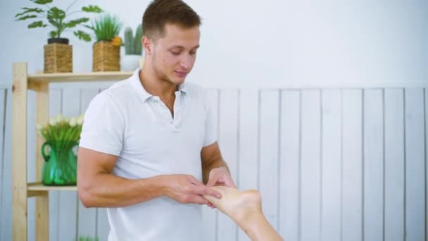 Porträt Männlicher Masseur Massiert Schöne Frau Bein Fuß Wellness Salon — Stockvideo