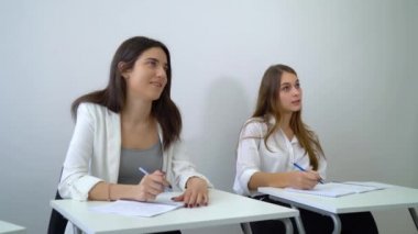 pozitif gülümseyen kız öğrenci pratik takım çalışması ve iletişim becerileri gerçekleştirmek