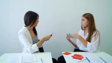sınıfta oturma ve konuşma eğitimi olan iki kadın lise öğrencileri